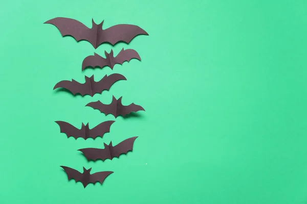 Halloween carta vampiro pipistrello decorazioni su uno sfondo verde . — Foto Stock