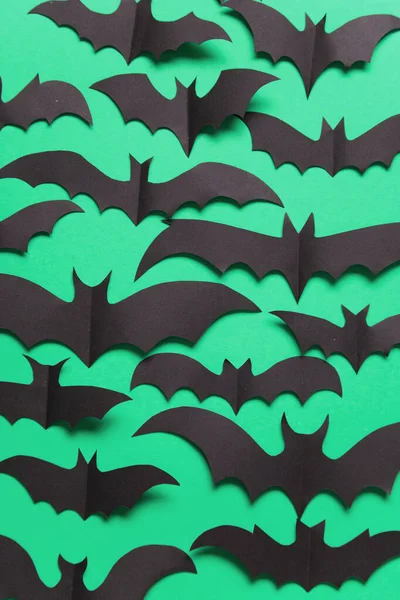 Halloween papel vampiro morcego decorações em um fundo verde . — Fotografia de Stock