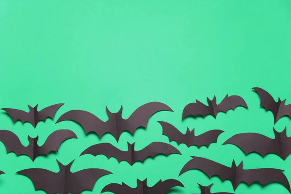 Halloween papel vampiro morcego decorações em um fundo verde . — Fotografia de Stock