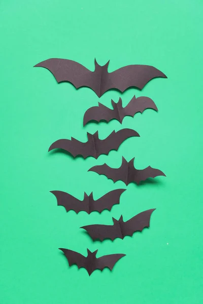 Halloween papel vampiro murciélago decoraciones sobre un fondo verde . — Foto de Stock