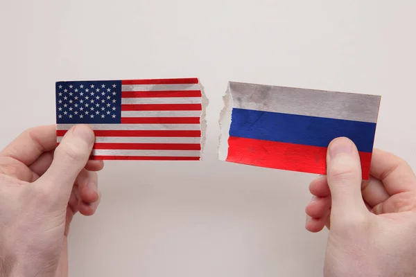 Usa en Rusland hebben papieren vlaggen verscheurd. politiek relatieconcept — Stockfoto