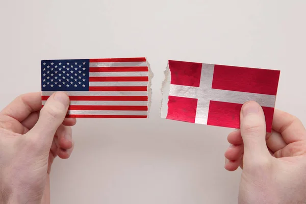 Bandeiras de papel dos EUA e Dinamarca rasgadas. conceito de relação política — Fotografia de Stock
