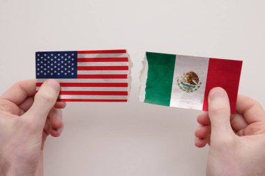 Usa ve Meksika kağıt bayrakları parçalandı. siyasi ilişki kavramı
