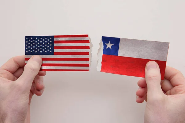 Papírové vlajky USA a Chile se rozpadly. koncepce politických vztahů — Stock fotografie