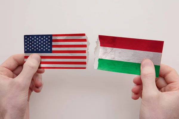 Η Ούσα και η Ουγγαρία έσκισαν χάρτινες σημαίες. έννοια της πολιτικής σχέσης — Φωτογραφία Αρχείου