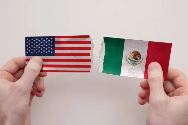 Σημαίες από χαρτί Usa και Mexico έσκισαν. έννοια της πολιτικής σχέσης — Φωτογραφία Αρχείου