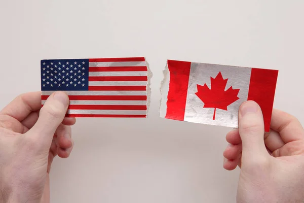 Bandiere di carta USA e Canada distrutte. concetto di relazione politica — Foto Stock