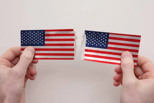 Papírové vlajky USA a USA se roztrhaly na kusy. koncepce politických vztahů — Stock fotografie