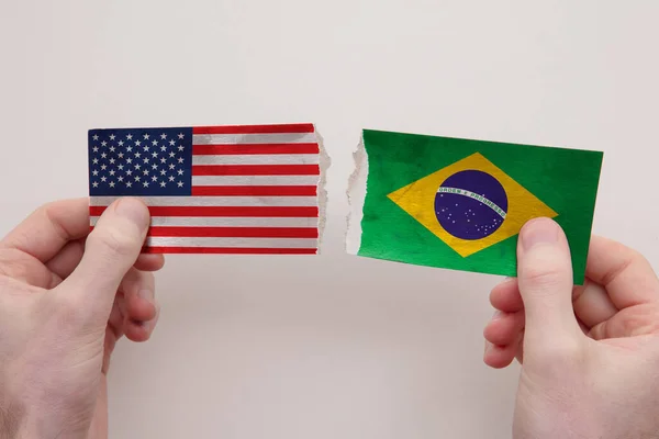 Bandeiras de papel dos EUA e do Brasil rasgadas. conceito de relação política — Fotografia de Stock