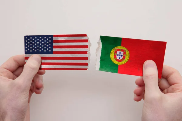 Les drapeaux en papier des États-Unis et du Portugal se sont déchirés. concept de relation politique — Photo