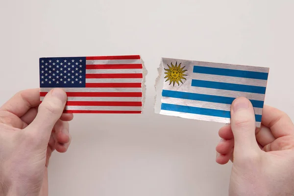 Les drapeaux en papier des États-Unis et de l'Uruguay se sont déchirés. concept de relation politique — Photo