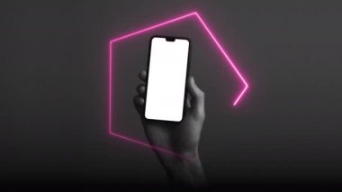 Boş beyaz ekran ve neon ışık parıltısı ile modern akıllı telefonu tutan el