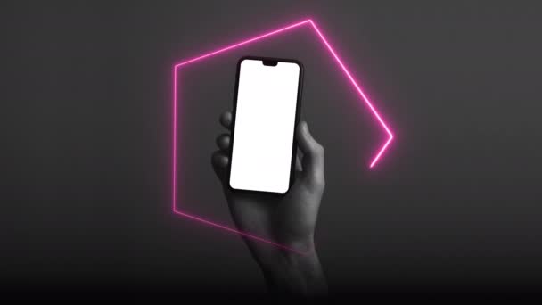 Main tenant smartphone moderne avec un écran blanc vierge et néon lumière lueur — Video