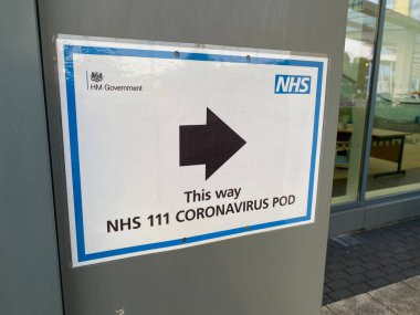 OXFORD, İngiltere - Mayıs 2020: Bir NHS hastanesi Coronavirus kapsülü için yön işareti
