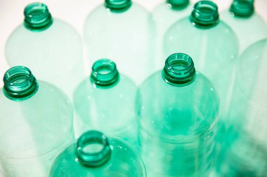 Geri dönüşüm için kullanılmış yeşil plastik su şişeleri. çevre kavramı