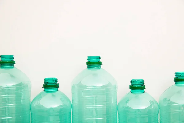 Αδειάστε τα χρησιμοποιημένα πράσινα πλαστικά μπουκάλια νερού για ανακύκλωση. έννοια περιβάλλοντος — Φωτογραφία Αρχείου