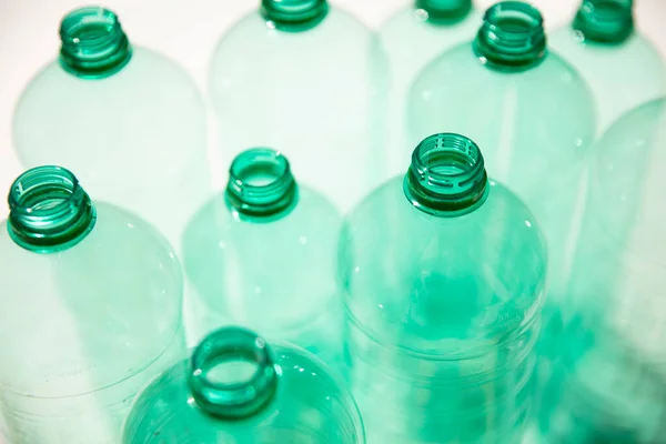 Lege gebruikte groene plastic waterflessen voor recycling. Milieuconcept — Stockfoto