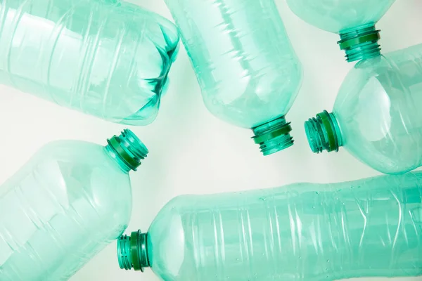 空瓶使用绿色塑料水瓶进行循环利用。环境概念 — 图库照片