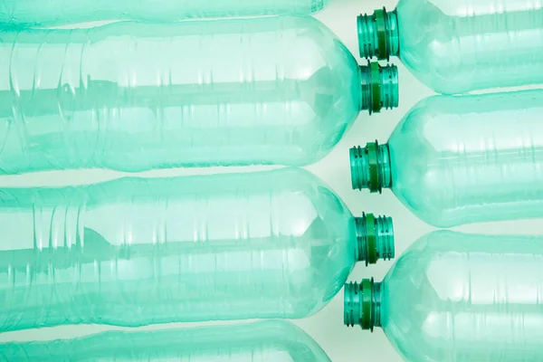 Üres használt zöld műanyag vizes palackok újrahasznosítására. környezetvédelmi koncepció — Stock Fotó
