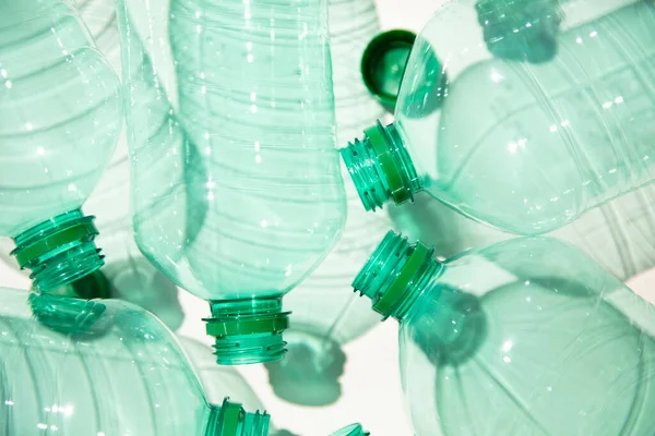 空のリサイクルのために緑色のプラスチック製の水ボトルを使用。環境概念 — ストック写真