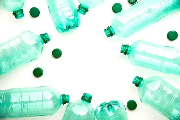 Üres használt zöld műanyag vizes palackok újrahasznosítására. környezetvédelmi koncepció — Stock Fotó