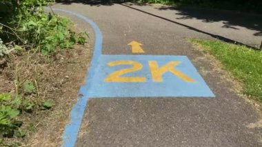 Kamera yolda 2 kilometrelik bir işaretleyiciyi geçiyor