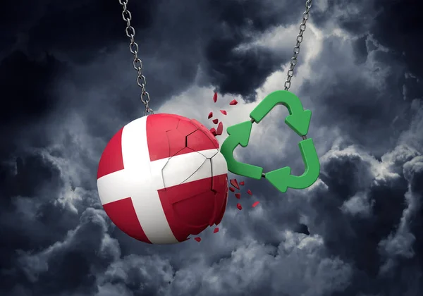 Símbolo de reciclaje verde estrellándose contra una bola bandera de Dinamarca. Renderizado 3D —  Fotos de Stock
