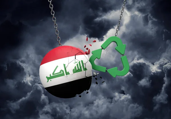 Zielony symbol recyklingu uderzający w iracką kulę flagową. Renderowanie 3D — Zdjęcie stockowe