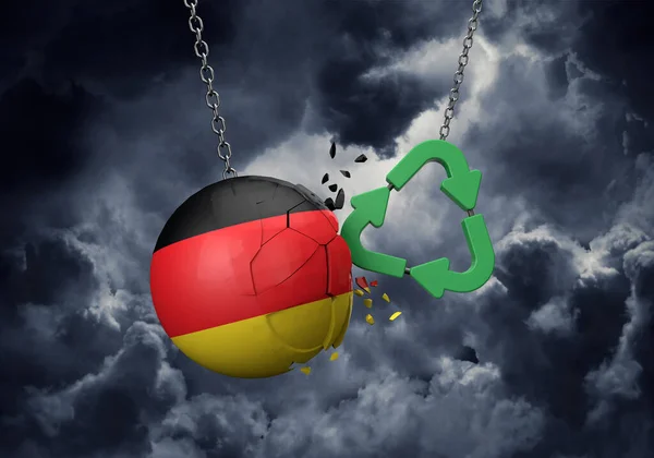 Símbolo de reciclagem verde batendo em uma bola de bandeira da Alemanha. Renderização 3D — Fotografia de Stock