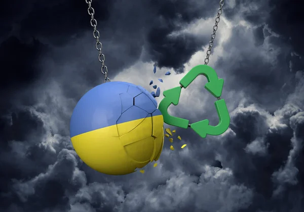 Símbolo de reciclagem verde colidindo com uma bola de bandeira da Ucrânia. Renderização 3D — Fotografia de Stock