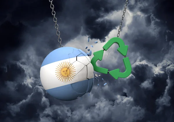 Símbolo de reciclaje verde estrellándose contra una bola de bandera de Argentina. Renderizado 3D — Foto de Stock