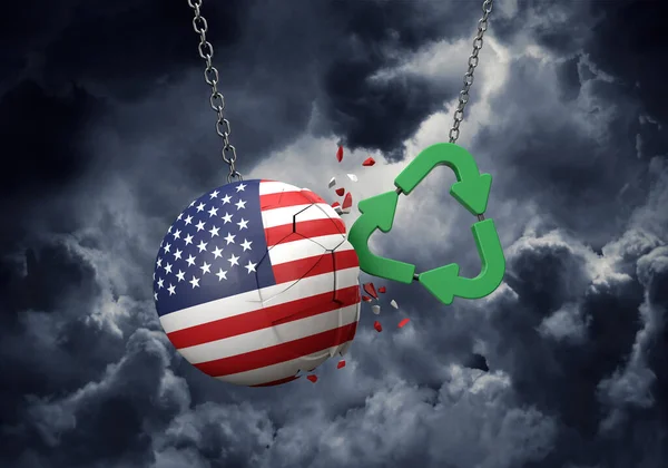 Зеленый символ из вторичной переработки врезается в шар флага США. 3D рендеринг — стоковое фото
