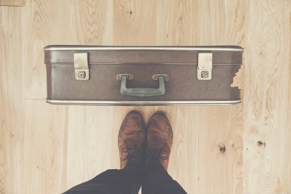 Дивлячись вниз в бік осіб ніг і старовинної старовинної валізи подорожі — стокове фото