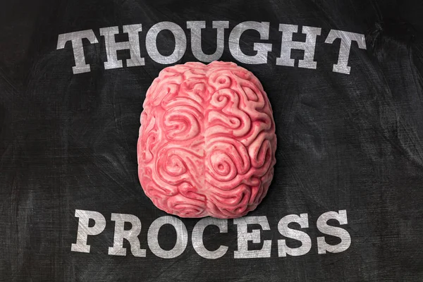 Cerveau humain avec message de processus de pensée sur un tableau noir — Photo