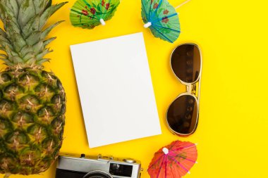 Ananas güneş gözlüğü ve kokteyl şemsiyeli yaz arkaplan içi boş kart