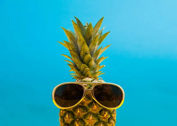 Trendig sommar ananas bär retro stil solglasögon — Stockfoto