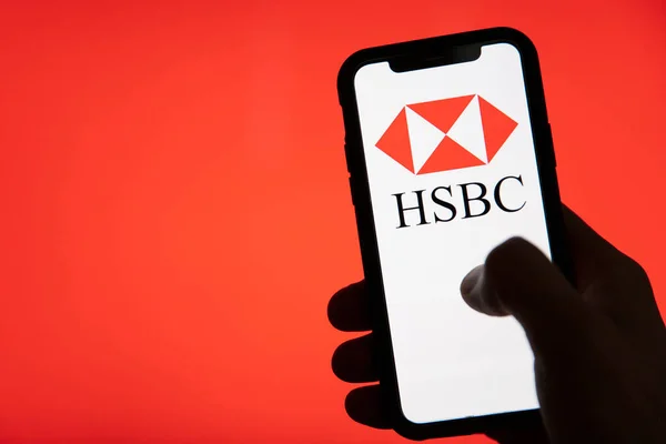 伦敦，英国- 2020年6月：汇丰(HSBC)在智能手机上的金融标志 — 图库照片