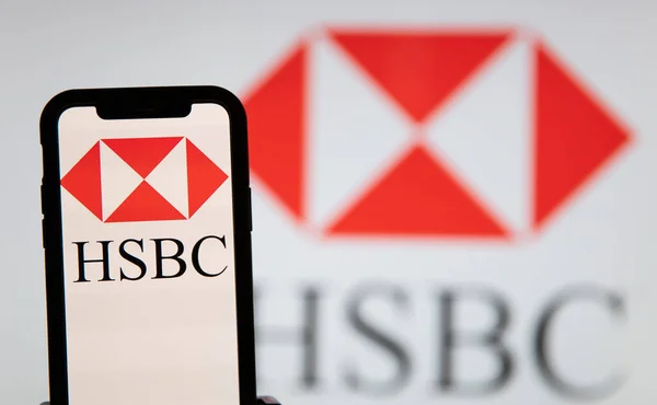 LONDRES, Reino Unido - Junho 2020: logotipo do banco financeiro HSBC em um smartphone — Fotografia de Stock