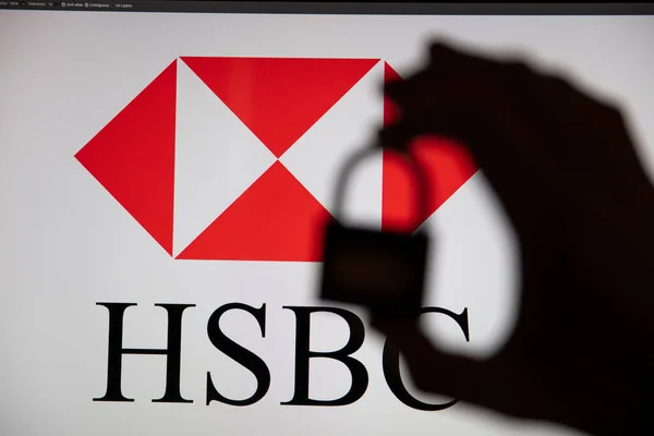 런던, 영국 - 2020 년 6 월 : HSBC 로고 앞에 설치 된 보안 자물쇠 실루엣 — 스톡 사진