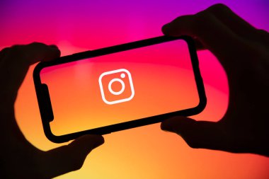 LONDON, İngiltere - Haziran 2020: Akıllı telefon ekranında bir instagram logosu.