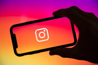 LONDON, İngiltere - Haziran 2020: Akıllı telefon ekranında bir instagram logosu.