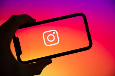 LONDON, İngiltere - Haziran 2020: Akıllı telefon ekranında bir instagram logosu.