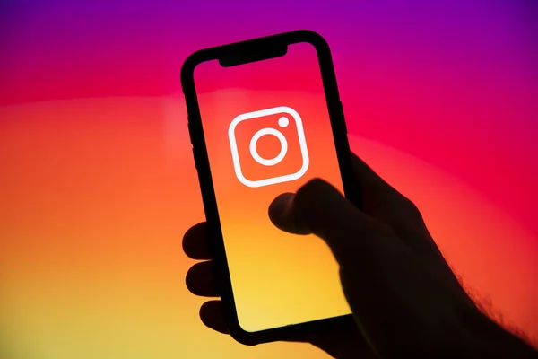 LONDON, UK - Juni 2020: Ein Instagram-Logo auf dem Bildschirm eines Smartphones. — Stockfoto