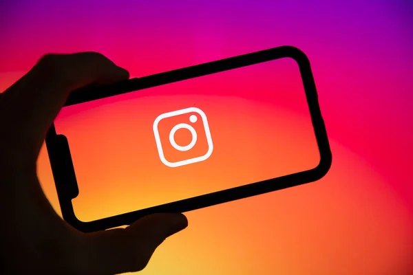 LONDON, UK - czerwiec 2020: Logo Instagrama na ekranie smartfona. — Zdjęcie stockowe