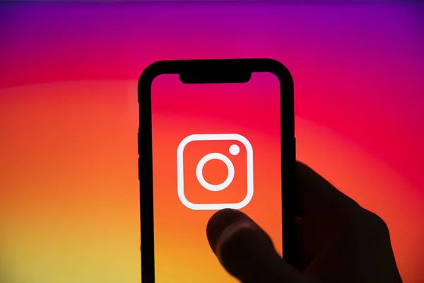 LONDRES, Royaume-Uni - Juin 2020 : Un logo instagram sur l'écran d'un smartphone. — Photo