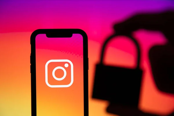 LONDRES, Royaume-Uni - Juin 2020 : Logo Instagram sur smartphone avec cadenas de sécurité. — Photo