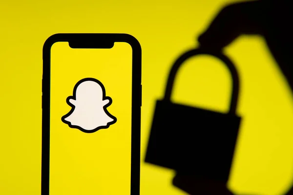 LONDON, İngiltere - Haziran 2020: Snapchat sosyal medya logosu bir güvenlik kilidi — Stok fotoğraf