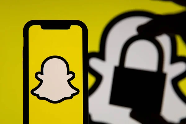 LONDON, UK - JUNE 2020: Snapchat social media logo ith a security pirlock — 스톡 사진