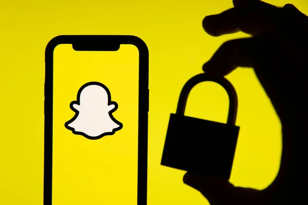 LONDRES, Reino Unido - JUNIO 2020: Snapchat logotipo de las redes sociales en un candado de seguridad —  Fotos de Stock