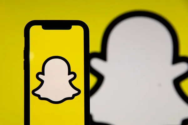 LONDON, Egyesült Királyság - Június 2020: Snapchat közösségi média logó okostelefon képernyőn — Stock Fotó